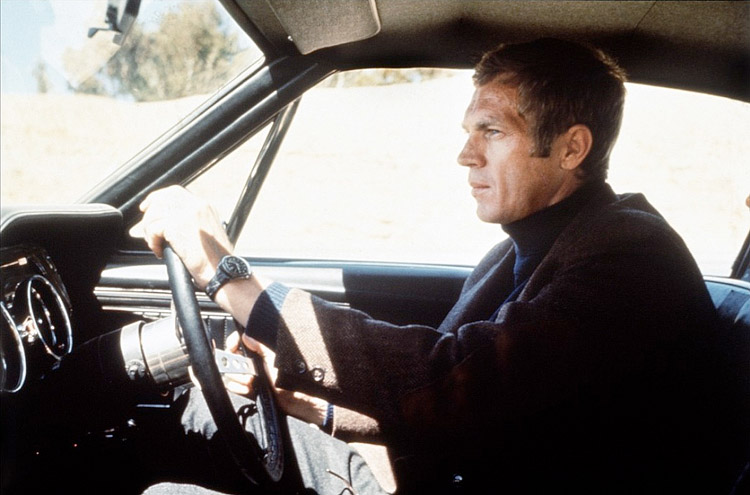 La séquence : Une splendide Mustang GT 390 pilotée par Steve McQueen en personne se lance à la poursuite d’une "Charger" de 1968. A bord, deux criminels du genre assez méchant qui vont comprendre un peu trop tard qu’on ne réveille pas un flic au volant d’une mustang... La séquence d’environ une dizaine minutes a pris deux semaines de tournage. Le tournage de la scène eut lieu en mai 68. Bullitt est le premier film fait en sono authentique synchronisé à vitesse réelle, sans que le film soit accéléré par la suite. 