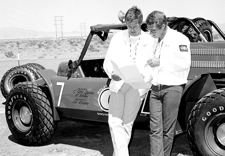 Steve McQueen avec Bud Ekins et le légendaire Chevrolet alimentés par Hurst Baja Boot, seulement 2 modèles ont été construit. 450 chevaux sous le capot pour vaincre le désert, çà arrache. Steve a fait la course du Stardust-7-11 of course sur route en juin 1968. Une odyssée exténuante de 320 mile de Stardust à Las Vegas. © Photo by : 