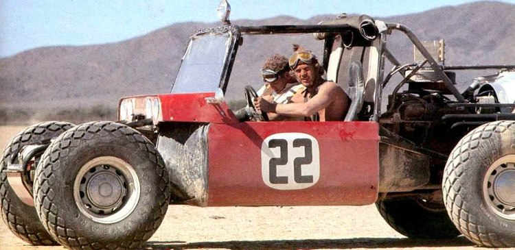 Steve McQueen avec Bud Ekins et le légendaire Chevrolet alimentés par Hurst Baja Boot