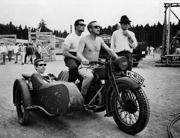 Les acteurs du film "La Grande évasion" en Side-car en 1963 © photo by : De gauche à droite : James Coburn, James Garner, Steve McQueen, et je pense John Sturges le réalisateur. 