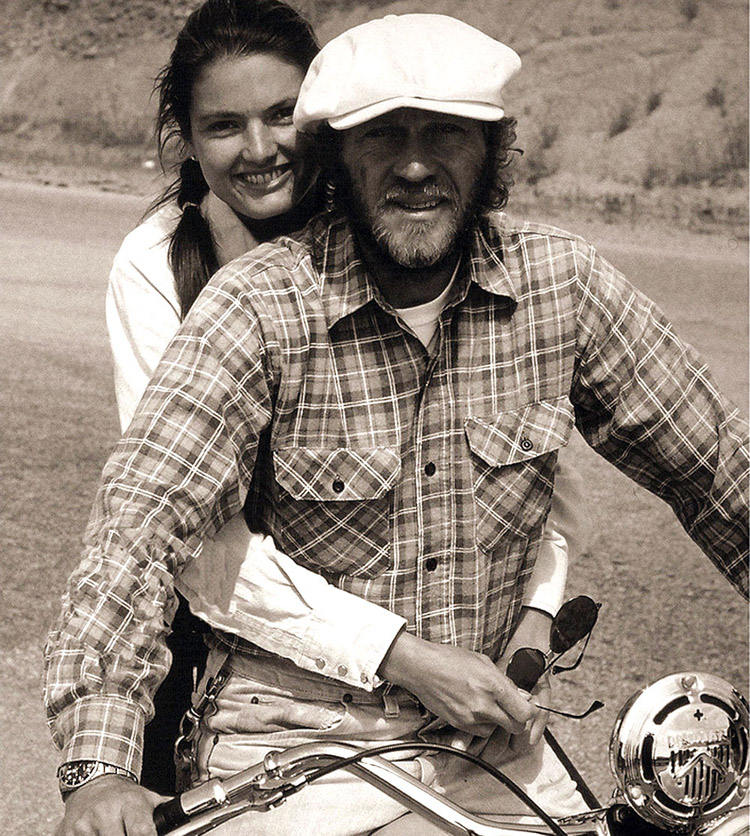 Steve McQueen et son épouse Barbara Minty en 1980 sur une Indian 1941 © Photo by : 