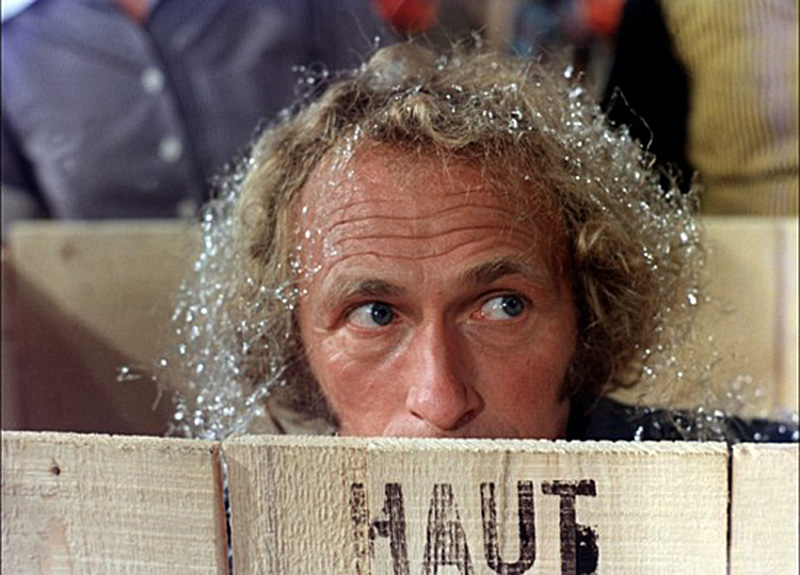 Pierre Richard dans une caisse en bois sous la paille dans le film "Le jouet" © Photo sous Copyright
