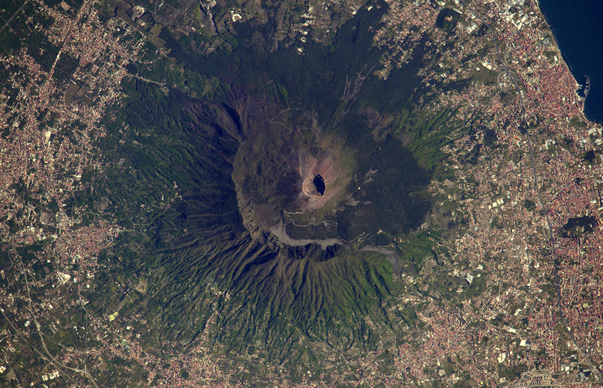 https://www.photogriffon.com/photos-du-monde/BEST-100-PICTURES-OF-EARTH-of-Thomas-Pesquet-ISS-ESA-NASA/big/Volcan-vesuve-vue-aerienne-vue-espace-Copyright-Thomas-Pesquet-ESA-NASA.jpg