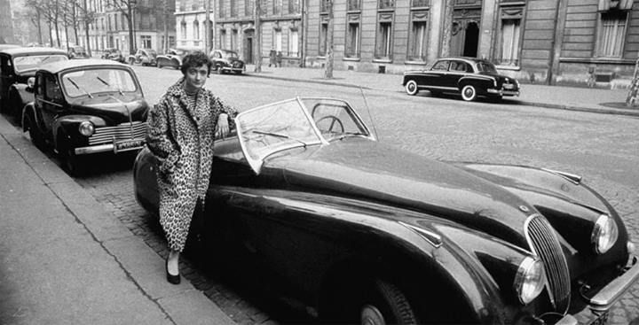 Françoise SAGAN en Jaguar XK