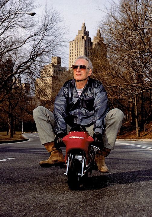 Paul Newman sur une mini-moto