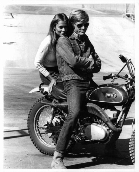 Robert Redford et Lauren Hutton sur une Yamaha