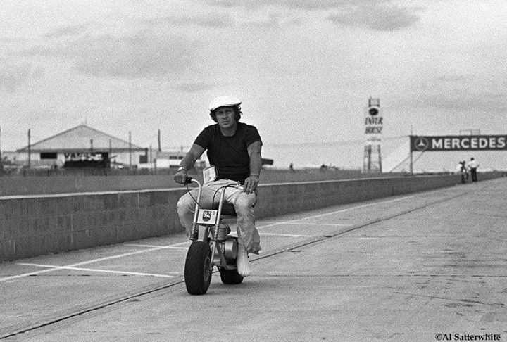 Steve McQUEEN en mini moto sur le Circuit LE MANS en France