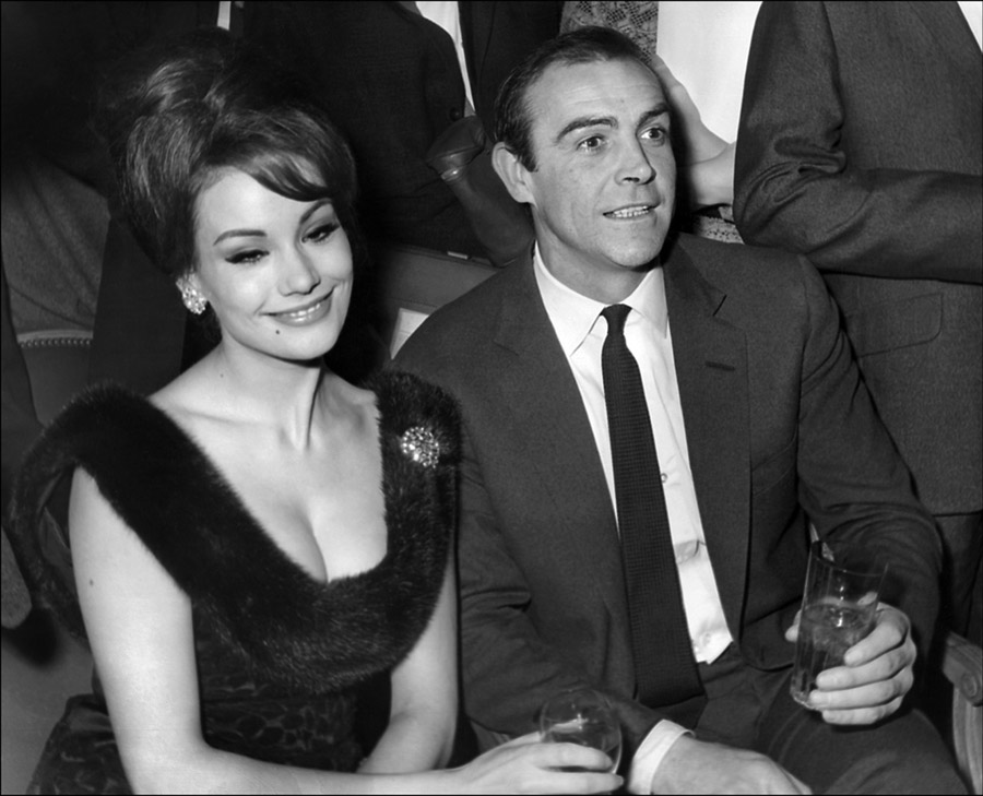 Sean Connery en charmante compagnie de Claudine Auger à une soirée - 1965