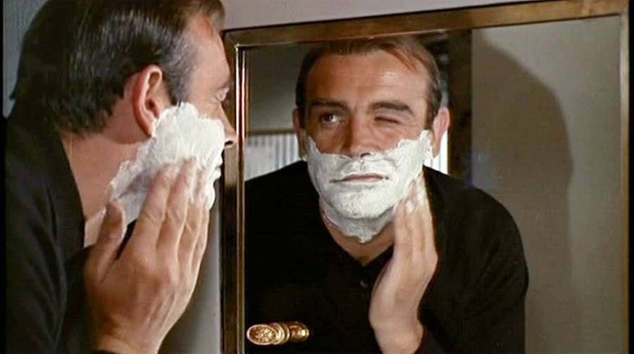 Sean Connery en pleine scéance de rasage devant le miroir © Photo sous Copyright
