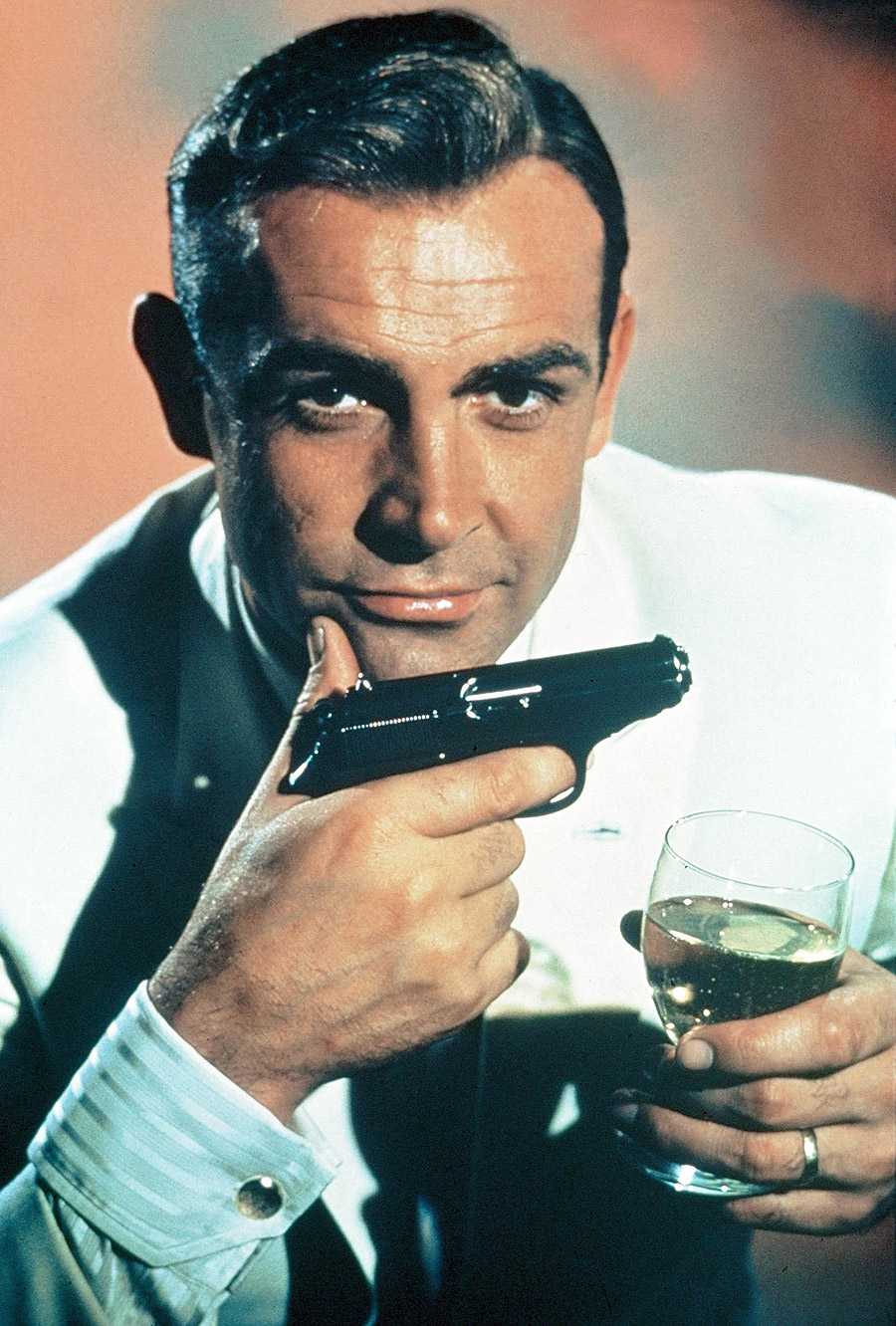 Sean Connery alias James Bond avec son Walther PPK © Photo sous Copyright 