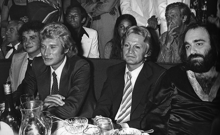 Johnny Hallyday entouré de Michel Sardou, Claude François, Demis Roussos. On distingue derrière Jean-Paul Belmondo- 1977 © Copyright photo : DR 