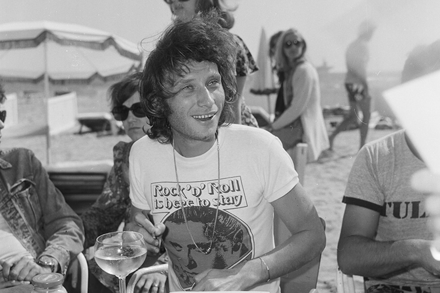 Johnny Hallyday à Cannes en 1972 avec un T-shirt Elvis Presley © Copyright : DR
