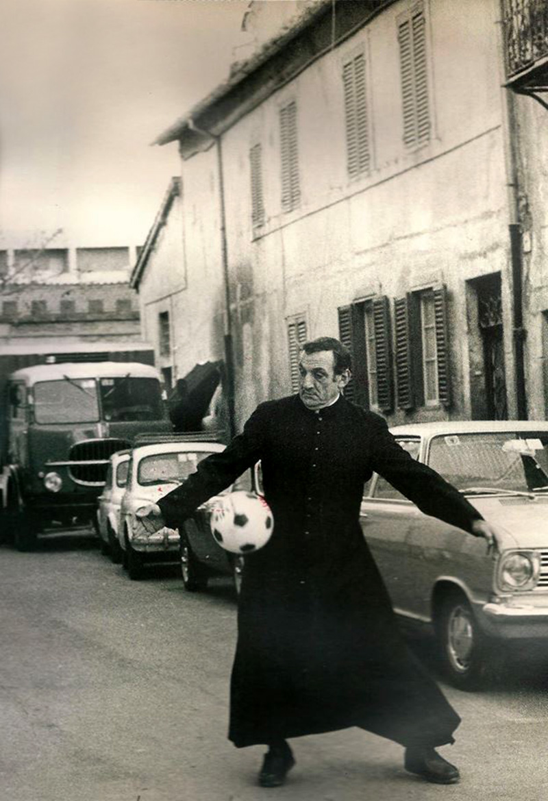 Lino Ventura en curée dans la rue avec un ballon de foot
© Photo sous Copyright 