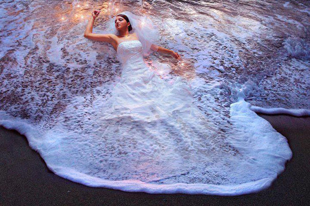 photo insolite une femme en robe de mariée dans l'océan