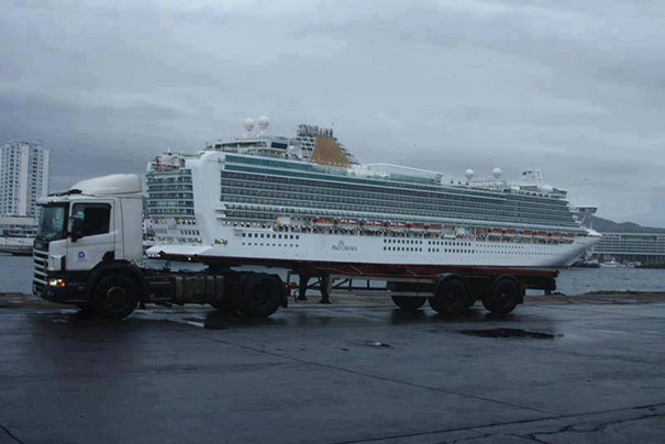 photo insolite un camion porte un énorme bateau de croisière