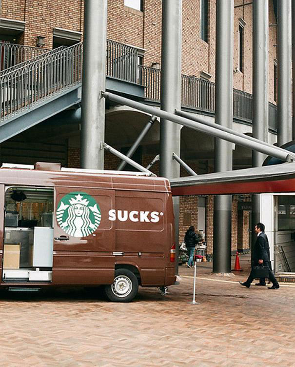 photo insolite une publicité écrit un mot bizarre sur un camion