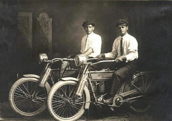 William Harley et Arthur Davidson en 1914 ensemble sur leurs créations mécaniques