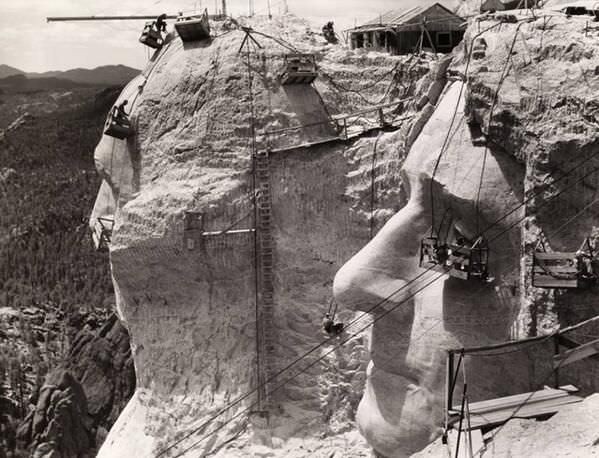 Construction des célèbres statues du Mont-Rushmore - 1939