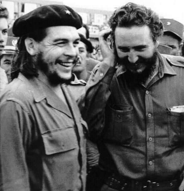 Fidel Castro et Che Guevara riant ensemble, moment de détente rare
