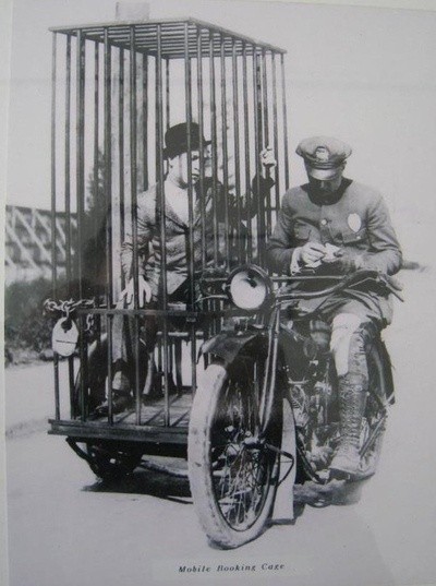 Un policier a enfermé un homme dans une cage qui est incorporé à sa Harley-Davidson - 1921