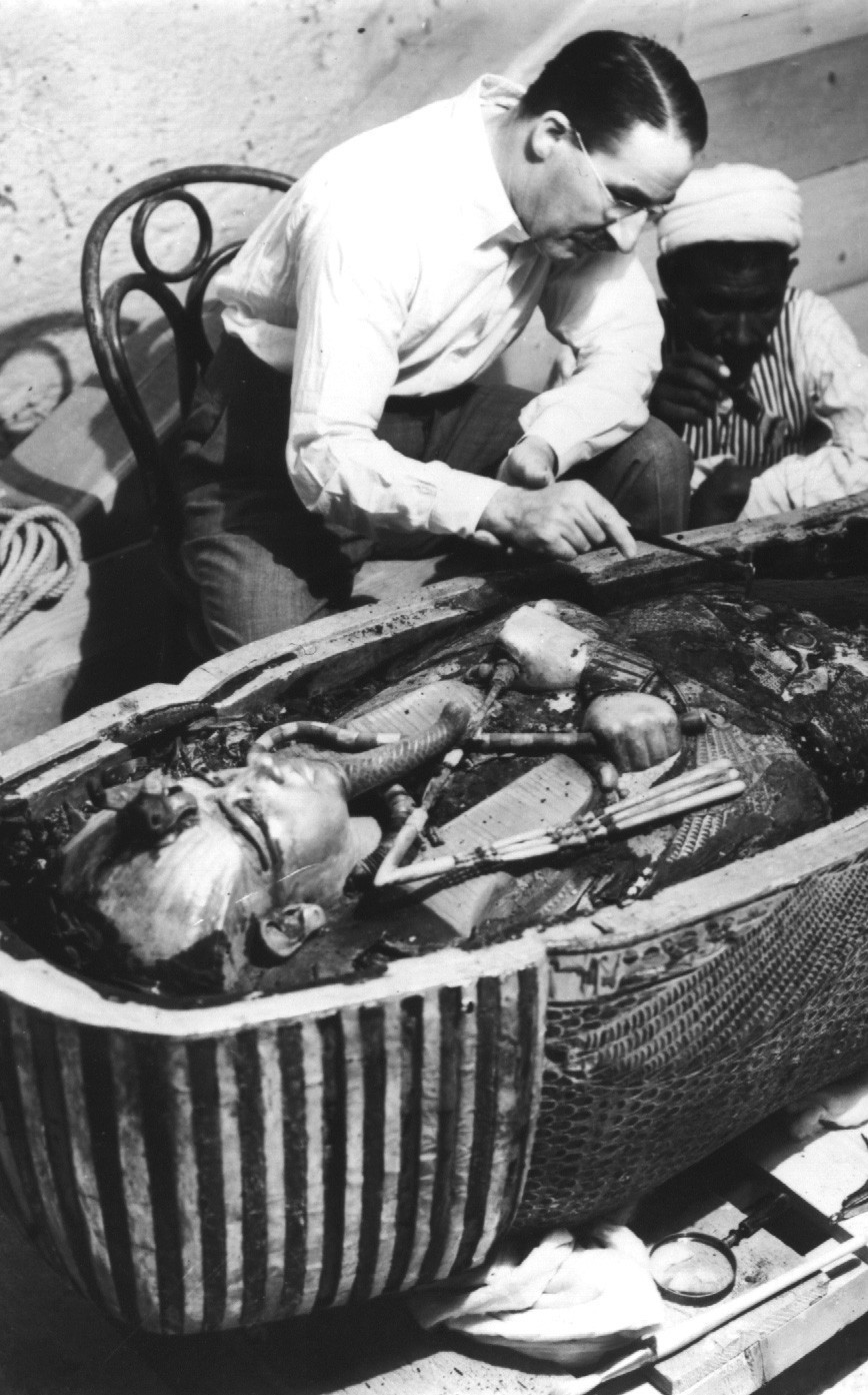 Howard Carter examine le sarcophage du Roi Tut