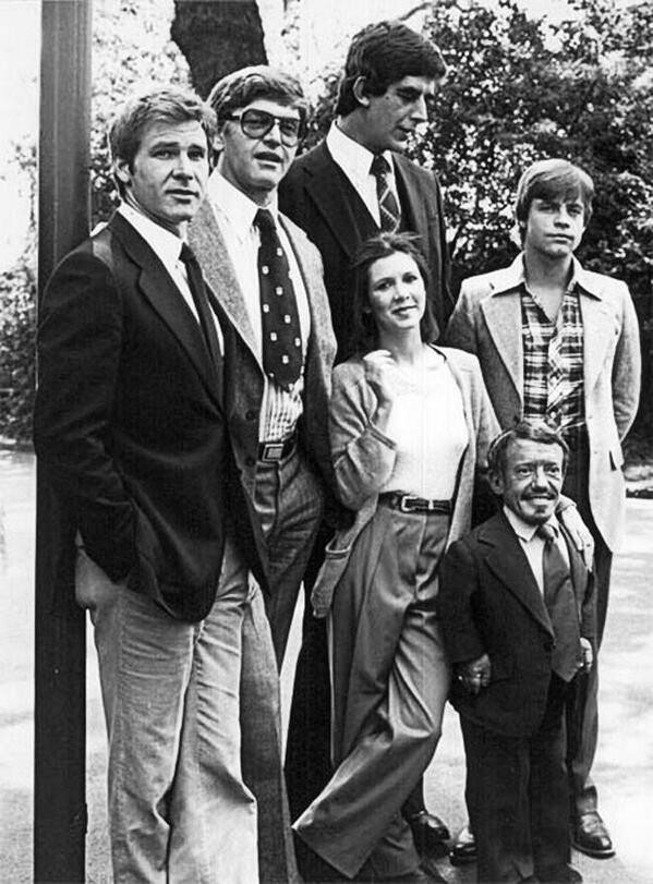 Les acteurs de Star Wars au nature dans la rue en 1977, on aperçoit au fond Chewbacca !