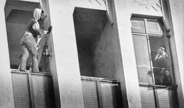 Photo rare de Muhammad Ali qui parle à une personne voulant se suicider en se jetant dans le vide - 1981