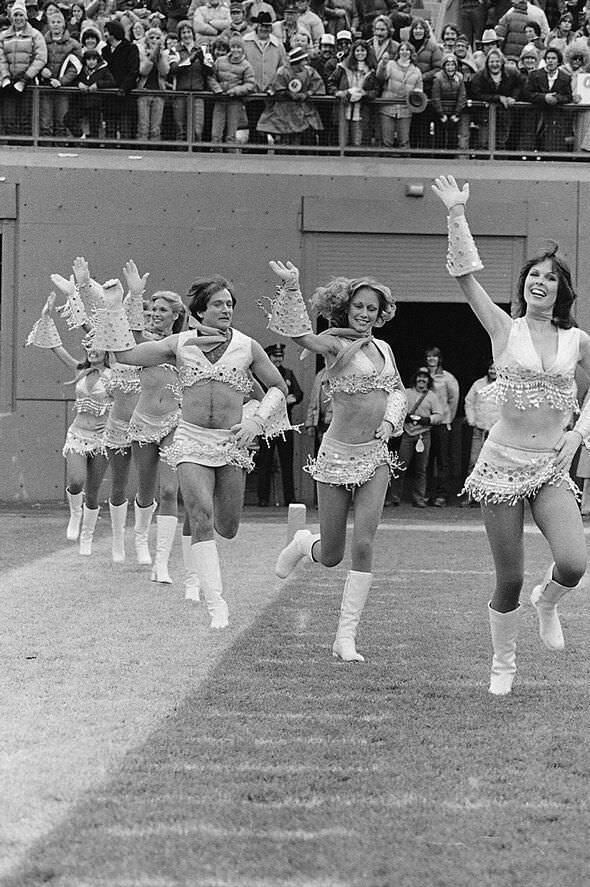 Le déjanté Robin William déguisé en Pom Pom Girl en 1980 dans un stade américain