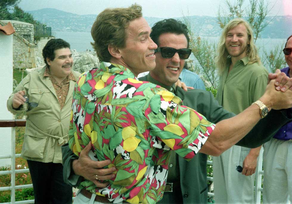 Arnold-Schwarzenegger-dancing-with-Sylvester-Stallone-in-Cannes-1990 / Arnold Schwarzenegger danse avec Sylvester Stallone à Cannes - 1990 © Photo sous Copyright