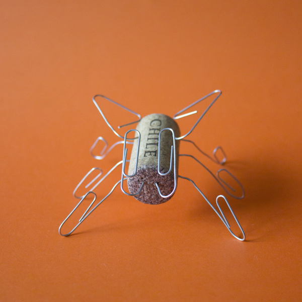 javier-perez - une mouche réalisée avec un bouchon et des trombones