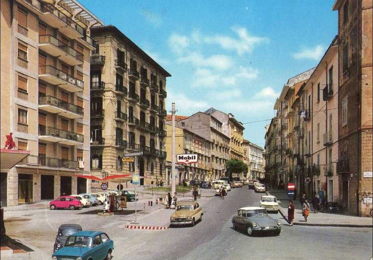 carte postale ancienne de villes et de vieilles voitures - avellino