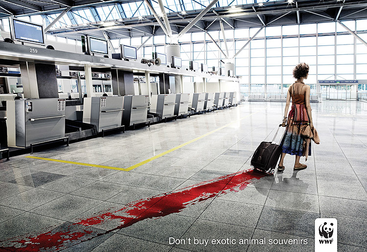Dont' buy exotic animal souvenirs © WWF - uen femme traine un chariot avec une énorme tâche de sang sur le sol
