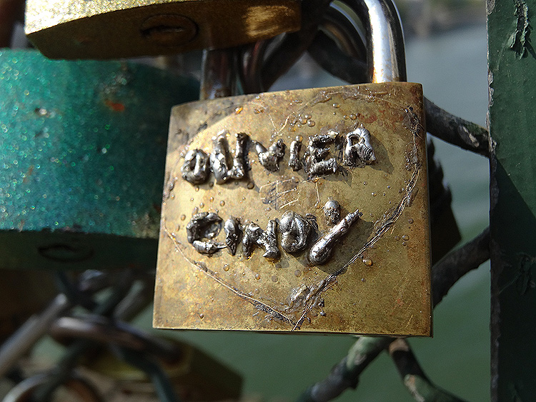 Les plus beaux cadenas du pont des arts à Paris -olivier et cindy