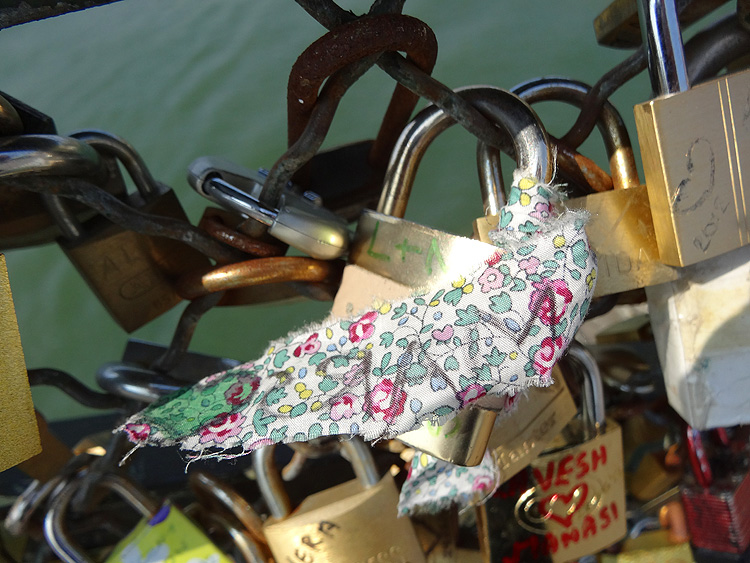 Les plus beaux cadenas du pont des arts à Paris -
