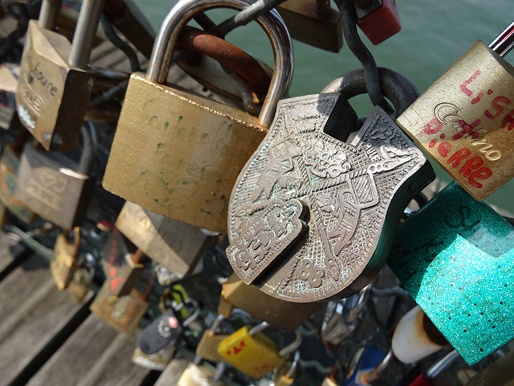 Les plus beaux cadenas du pont des arts à Paris -cadenas sculptée