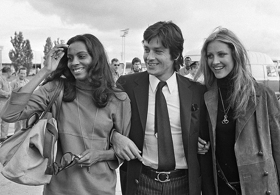 Alain Delon avec Jane Davenport et Pamela Huntington - 1970 © Photo sous Copyright