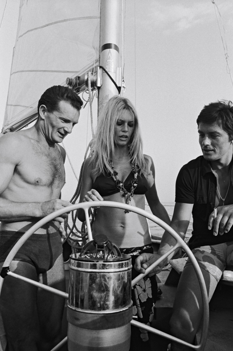 Alain Delon avec le grand navigateur Eric Tabarly et Brigitte Bardot à bord d'un voilier - 1968 © Photo sous Copyright