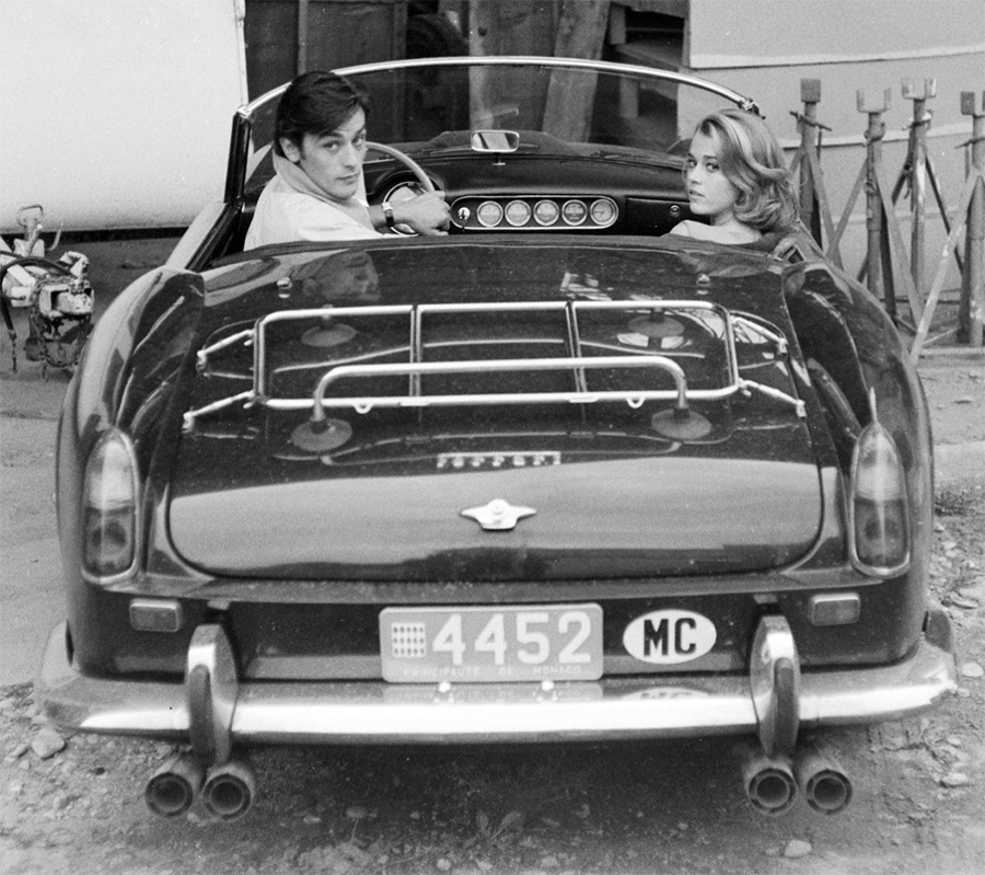 Alain Delon et Brigitte Fonda dans une belle Ferrari © Photo sous Copyright
