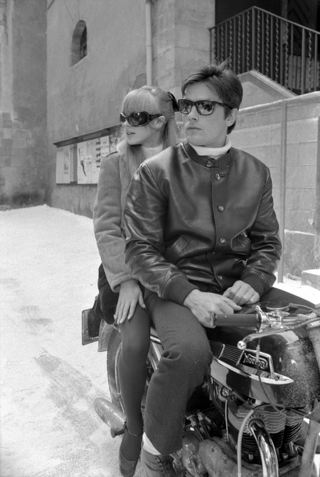 Alain Delon et Marianne Faithfull sur une moto Norton pendant le tournage du film "The Girl" - 1968 © Photo sous Copyright