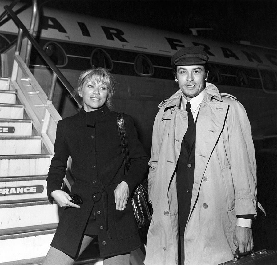 Alain Delon et Mireille Darc devant avion Air France - 1969 © Photo sous Copyright