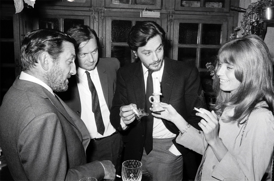 Alain Delon avec Lino Ventura, Robert Enrico et Joanna Shimkus dans le film "Les aventuriers - 1967 © Photo sous Copyright